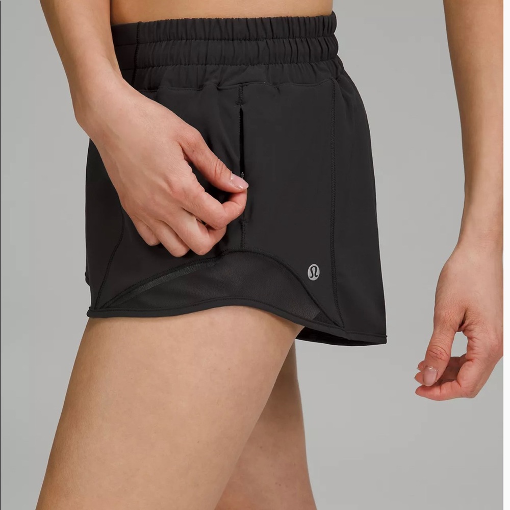 Lululemon Hotty Hot Low-Rise Lined Short 2.5 in Black